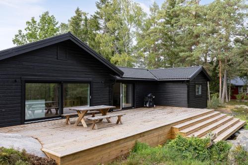 Sodersvik Casa | Holiday home on Radmanso, Norrtalje with lake view