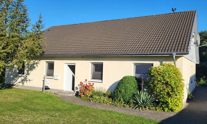 Bastorf Casa | Casa de vacaciones 'Poolhaus Am Leuchtturm' con terraza privada, jardín privado y Wi-Fi