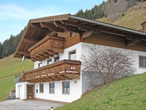 Bramberg am Wildkogel Casa | Holiday Home Prieslern-3 by Interhome