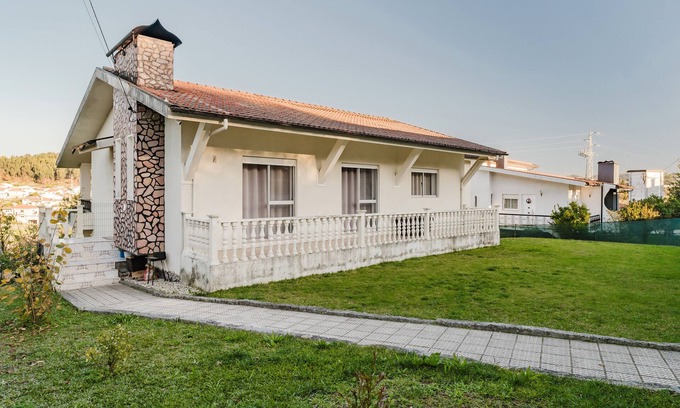 Sao Jorge de Selho Casa | Casa de vacaciones 'Casa Familiar' con vistas a la montaña, terraza privada y Wi-Fi
