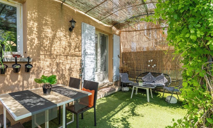 Villes-sur-Auzon Casa | Casa de vacaciones 'Rayonnante Maison Mont Ventoux' con jardín privado