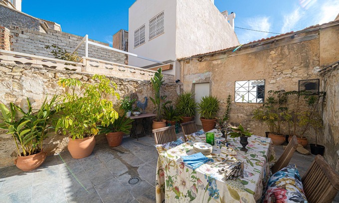 Aigues Casa | Holiday Home 'The 2 Rooms' with Private Terrace, Wi-Fi and Air Conditioning