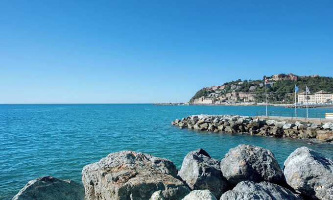 Arenzano Casa | Holiday Home 'The Green House' with Shared Pool and Private Terrace