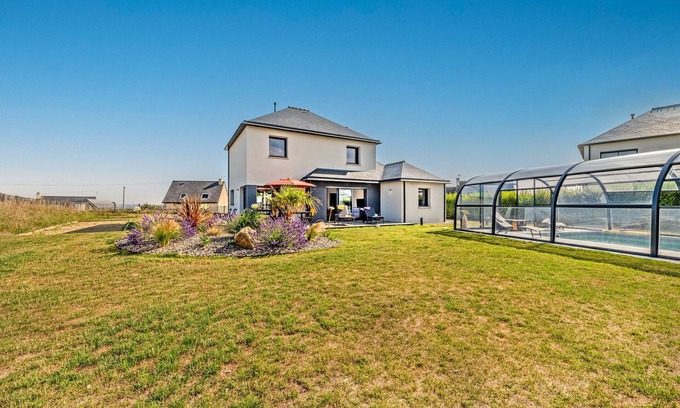Plouguerneau Casa | Casa de vacaciones 'Ti Braz Magnifique Maison Piscine' con vistas al mar, piscina privada y Wi-Fi