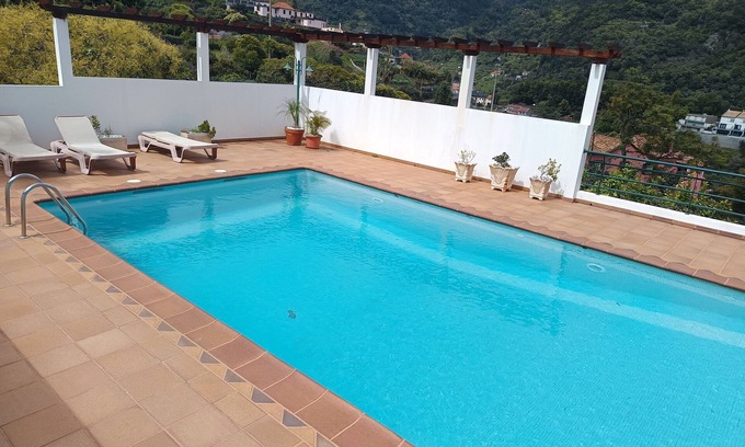 Machico Casa | Holiday Home 'Traveller's House' with Mountain View, Shared Pool and Wi-Fi