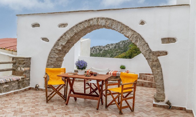 Koronos Casa | Casa de vacaciones "Casa tradicional en Koronos" con vistas a la montaña, terraza privada y Wi-Fi