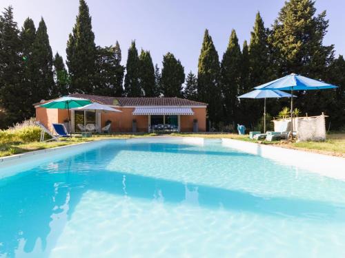 Chateaurenard Casa | Holiday Home Un petit coin de paradis by Interhome