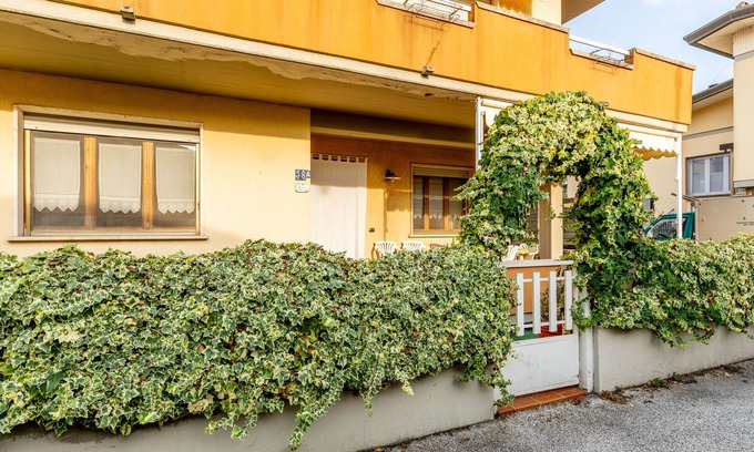 Torre del Lago Puccini Casa | Casa de vacaciones 'Villetta Girasole' con terraza privada, jardín privado y Wi-Fi