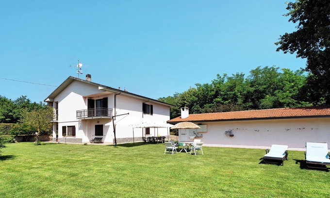 Angera Casa | Casa de vacaciones 'Villa Fox' con jardín compartido, balcón y Wi-Fi