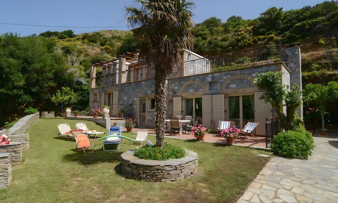 Andros Casa | Casa de vacaciones 'Vitali River House Andros' con vistas a la montaña, Wi-Fi y aire acondicionado