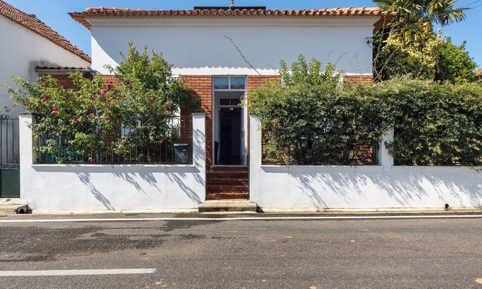 Sangalhos Casa | Casa de vacaciones 'Vivenda Barros' con jardín privado y Wi-Fi