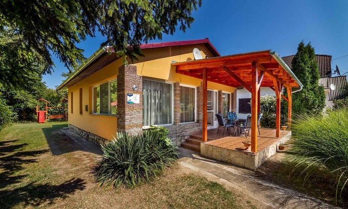 Balatonkeresztur Casa | Casa vacacional con una gran terraza