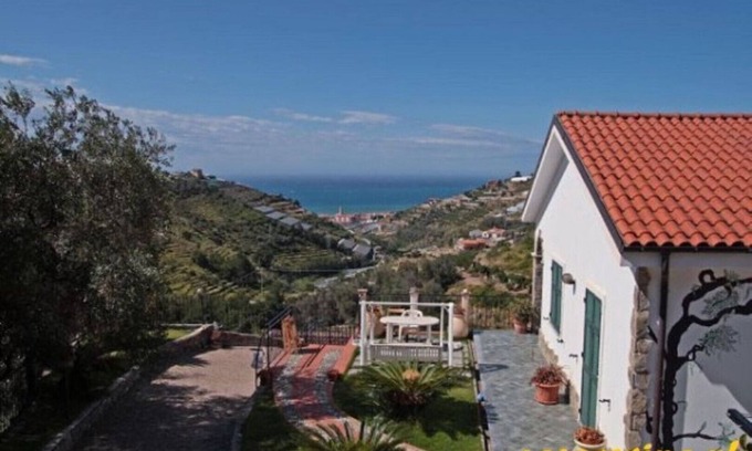 Pompeiana Apartamento | Holiday home with 3 apartments with private garden with sea view and pool.