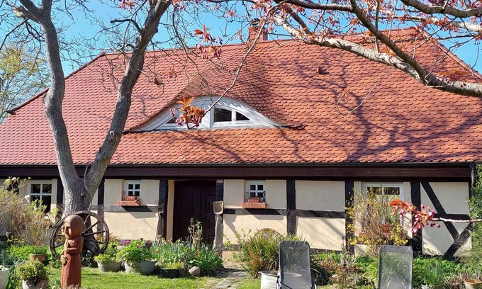 Garz/Rugen Casa | Casa vacacional con chimenea, patio y una vista de la naturaleza