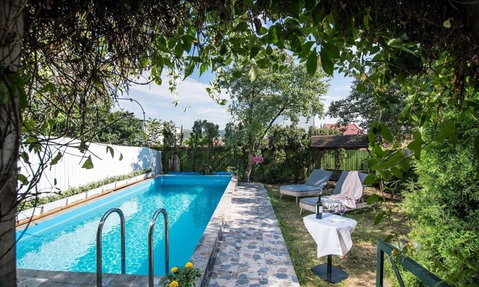 Cluj-Napoca Villa | Casa de vacaciones con piscina climatizada al aire libre hasta 12 personas.