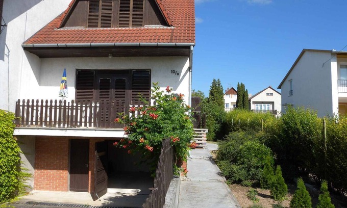Balatonalmadi Casa | Casa vacacional con balcón y muebles de jardín