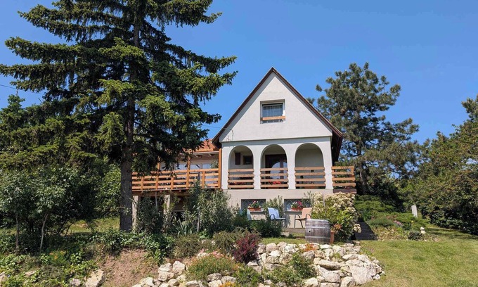 Pakozd Casa | Casa vacacional con panorama e internet
