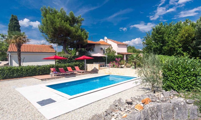 Garica Casa | Holiday home with pool and fenced garden