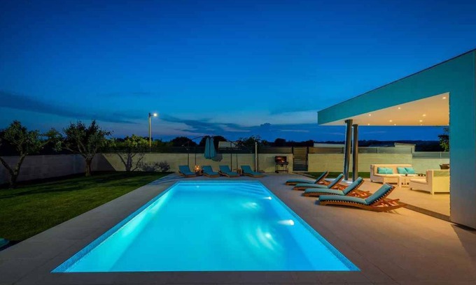 Mali Vareski Casa | Holiday home with pool and sun loungers