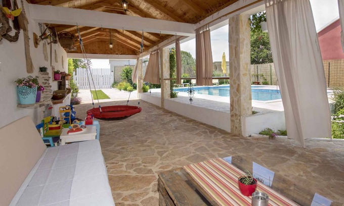 Brnjica Casa | Casa vacacional con piscina y terraza