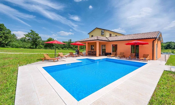 Karojba Casa | Casa vacacional con pisicna en zona tranquila