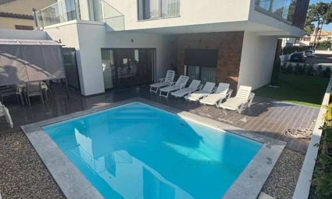 Corroios Casa | Holiday home with pool 15 minutes walk from the beach and 5 minutes from Aroeira golf course