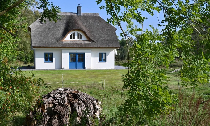 Puddemin Casa | Casa vacacional con techo de paja, gran propiedad y camino privado al puerto