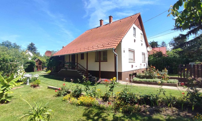 Gardony Casa | Holiday home with Wi-Fi and children's playground