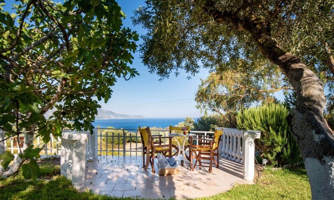 Spartia Casa | Casa de vacaciones "Zoumpouli 3" con vistas al mar, jardín y Wi-Fi