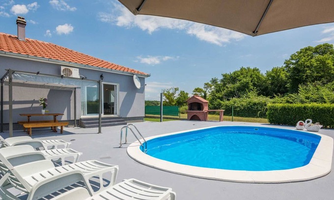 Policnik Casa | Holiday house Flora with pool and spacious yard