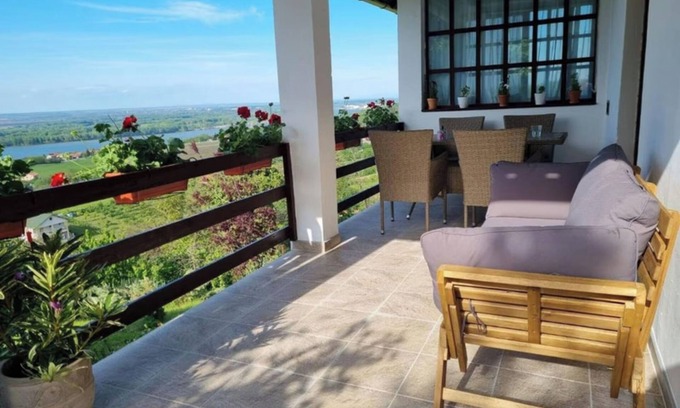 Smederevo Casa | Casa de vacaciones en Smederevo con vistas a la ciudad, al jardín y al río