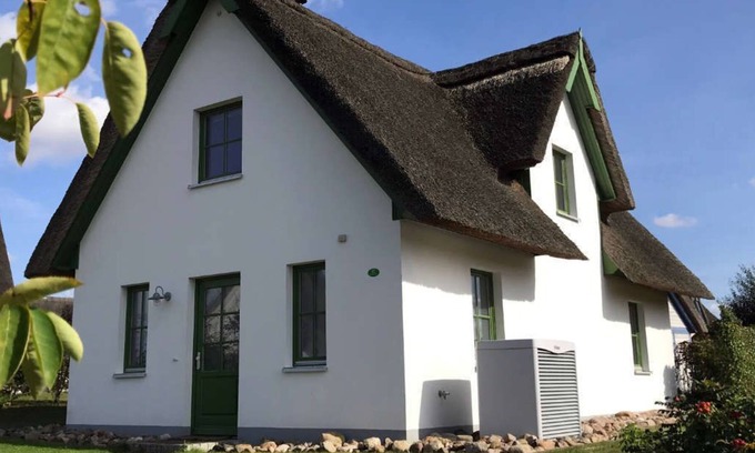 Rosenhagen Casa | Casa de vacaciones "Jolle" WiFi gratis, techo de paja, sauna de infrarrojos
