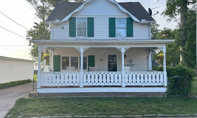 Huron Cabaña | Holiday House · Lakeview House on Rye Beach