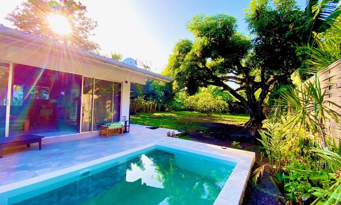 Punaauia Casa | Holiday house with private pool, near the beach with an exotic garden