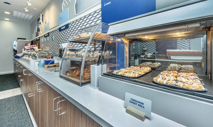 North Charleston Hotel | Holiday Inn Express Hotel & Suites Charleston Arpt-Conv Ctr by IHG