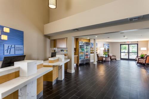 Beach Barber Tract Complejo | Holiday Inn Express and Suites La Jolla - Windansea Beach, and IHG Hotel