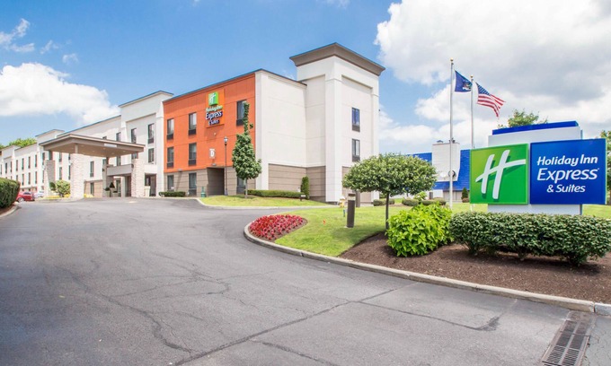 Colonie Hotel | Holiday Inn Express and Suites Albany Airport- Wolf Road by IHG