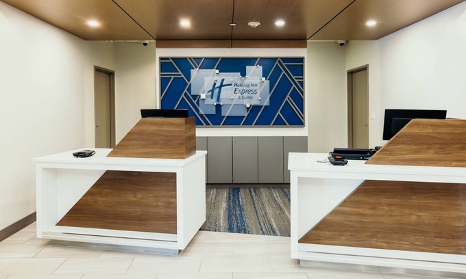 Urbandale Hotel | Holiday Inn Express and Suites Urbandale by IHG