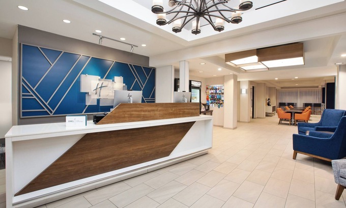 Alpine Center Hotel | Holiday Inn Express Hotel & Suites Grand Rapids-North by IHG