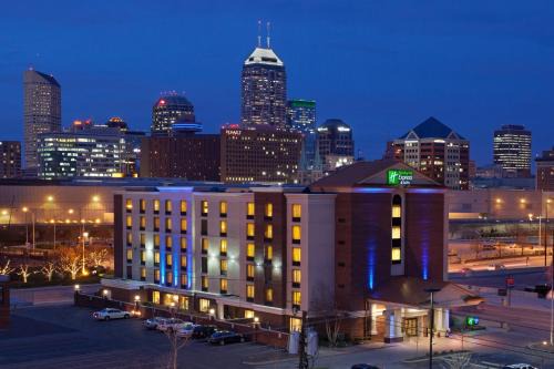 Downtown Indianapolis Hotel | Holiday Inn Express Hotel & Suites Indianapolis Dtn-Conv Ctr by IHG