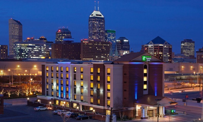 Downtown Indianapolis Hotel | Holiday Inn Express Hotel & Suites Indianapolis Dtn-Conv Ctr by IHG