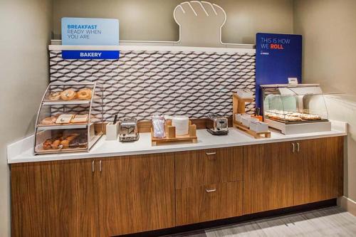 Coralville Hotel | Holiday Inn Express Hotel & Suites Coralville by IHG
