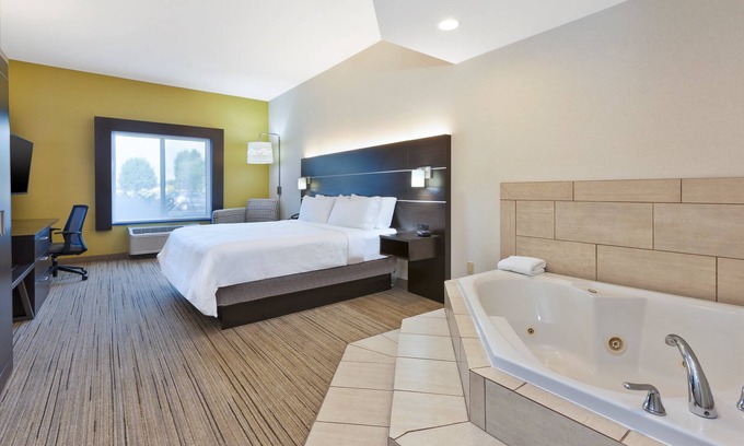 Richfield Hotel | Holiday Inn Express Hotel & Suites Cleveland - Richfield by IHG
