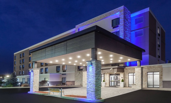 Woonsocket Hotel | Holiday Inn Express Hotel & Suites Providence-Woonsocket by IHG