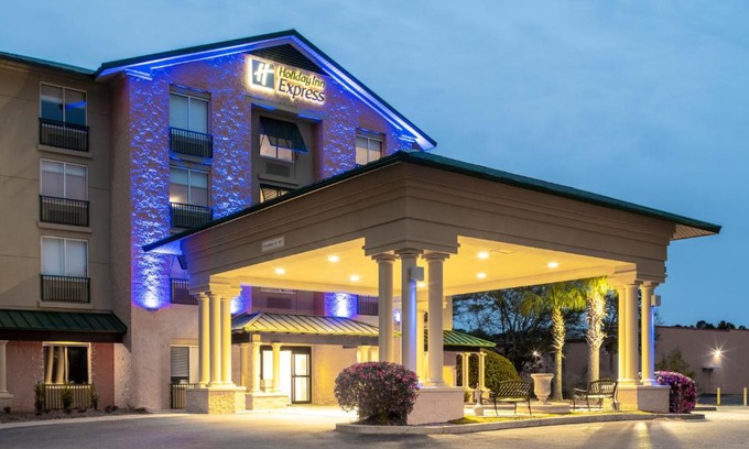 Bluffton Hotel | Holiday Inn Express Hotel & Suites Bluffton at Hilton Head Area by IHG