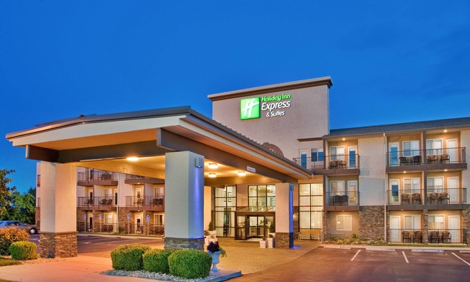 Branson Hotel | Holiday Inn Express Hotel & Suites Branson 76 Central by IHG