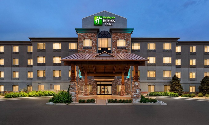 Dupont Hotel | Holiday Inn Express Hotel & Suites Denver Airport by IHG