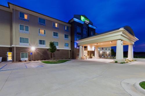 Salina Hotel | Holiday Inn Express Hotel & Suites Salina by IHG