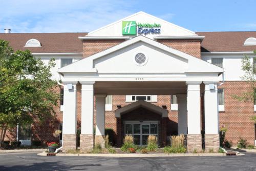 Algonquin Hotel | Holiday Inn Express Hotel & Suites Chicago-Algonquin by IHG