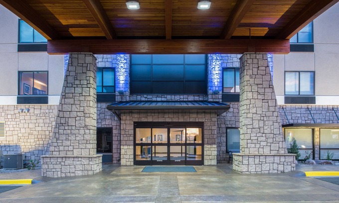 Bismarck Hotel | Holiday Inn Express Hotel & Suites Bismarck by IHG
